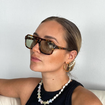 Os óculos de sol Eyvon combinam proteção UV, estilo marcante e conforto absoluto para te acompanhar sob qualquer sol.